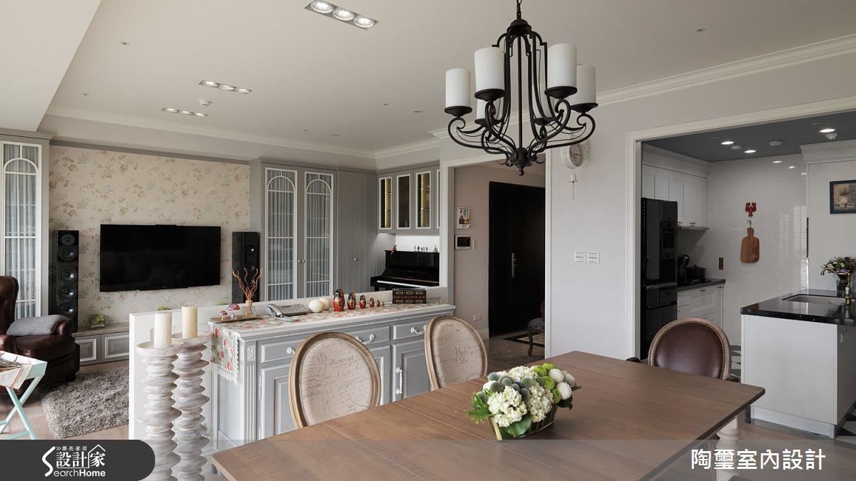 電視牆以木作打造對襯櫃體與矮櫃,塗刷柔美的棕灰色,加上純白跳色門片與繃紗;另外,櫃體右側壁板成功隱藏總開關與電器,在維持收納機能時同時收攏視覺。 電視牆以木作打造對襯櫃體與矮櫃,塗刷柔美的棕灰色,加上純白跳色門片與繃紗;另外,櫃體右側壁板成功隱藏總開關與電器,在維持收納機能時同時收攏視覺。