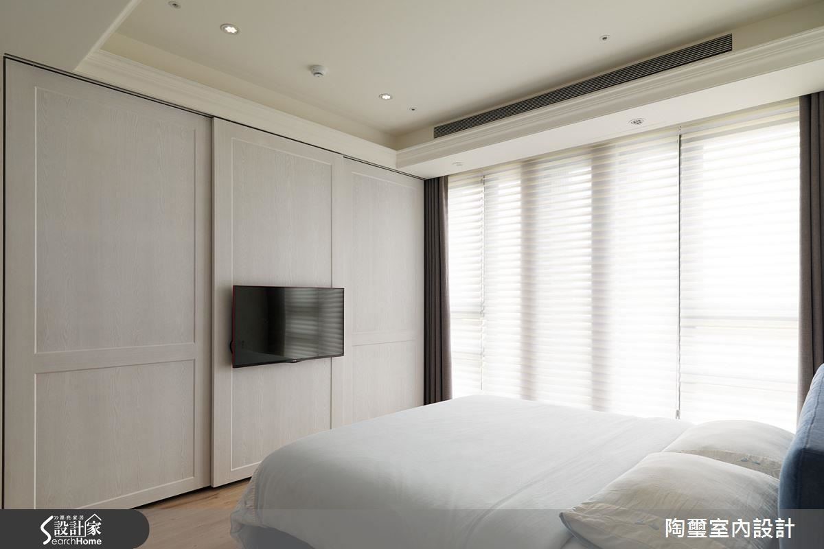 主臥電視牆兼具拉門功能,後方巧妙隱藏大型衣櫃與通往更衣間及衛浴的動線。 主臥電視牆兼具拉門功能,後方巧妙隱藏大型衣櫃與通往更衣間及衛浴的動線。