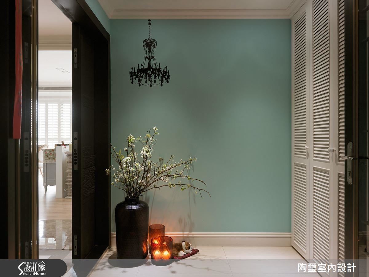 外玄關右側的木百葉門片後方設置 1.5 坪的收納空間。 外玄關右側的木百葉門片後方設置 1.5 坪的收納空間。