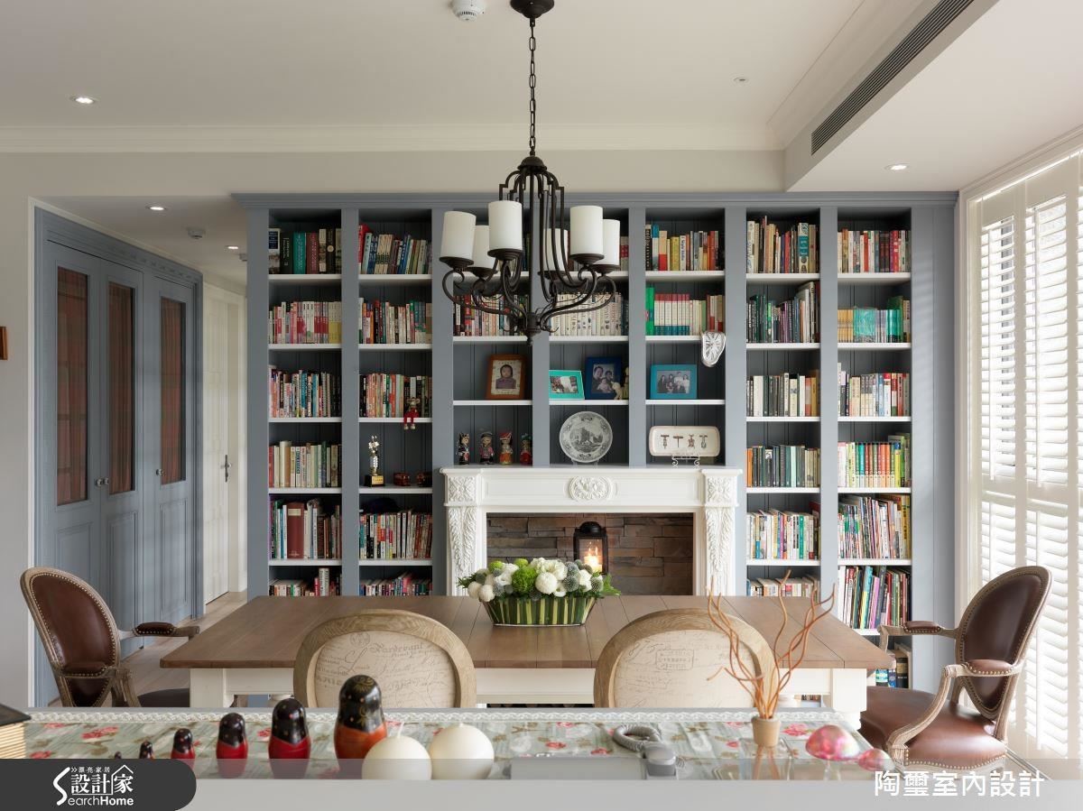 壁爐設計內貼上文化石,像極了美劇裡的道地鄉村場景。 壁爐設計內貼上文化石,像極了美劇裡的道地鄉村場景。