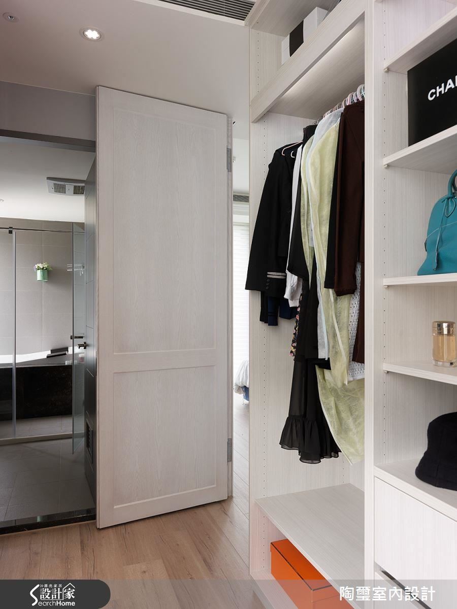 隱身於主臥門片後方的更衣間與衛浴連接,成為相當貼心的人性化設計。 隱身於主臥門片後方的更衣間與衛浴連接,成為相當貼心的人性化設計。