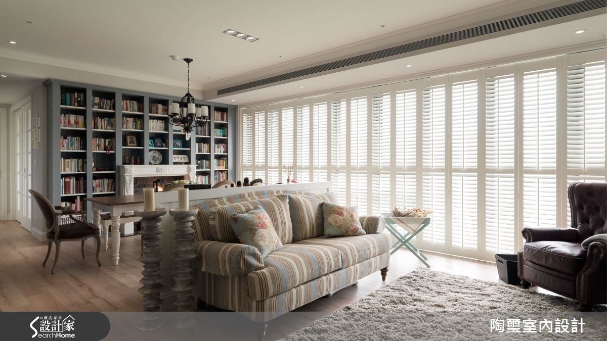 利用半牆與納櫃體的組合取代實牆,除了擴增收納機能外,更達成流暢的回字動線。 利用半牆與納櫃體的組合取代實牆,除了擴增收納機能外,更達成流暢的回字動線。