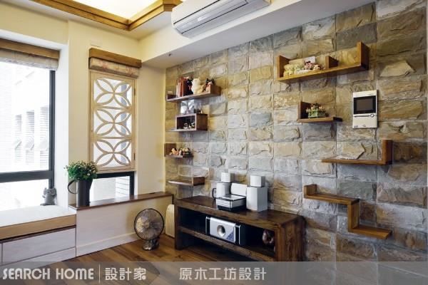 粗獷感石材推疊成的電視牆，用活潑線條的層板做展示，以簡潔活潑平衡石材的踏實穩重，視覺又保有石材紋路的全貌。