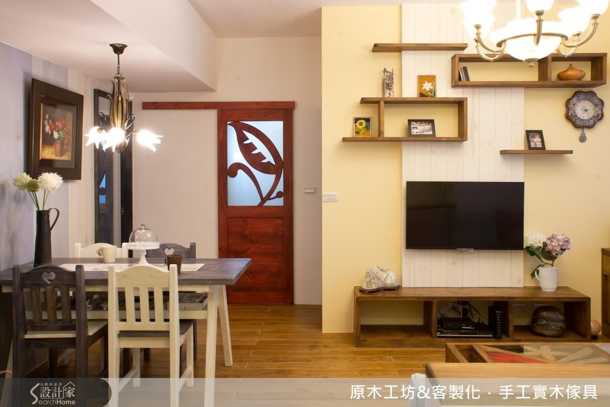 居住人口少，收納機能已有妥當配置，因此電視牆不做雜物收納，僅以不規則開闔的線條層板做展示空間，增添豐富感。