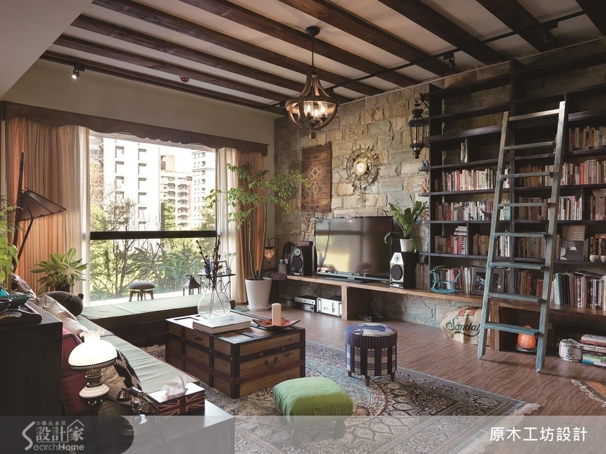 屋主藏書甚豐，電視牆以整面天然石材結合書櫃牆，天然的石材、粗獷的實木與書香味相互調和，反映屋主的喜好與風格。