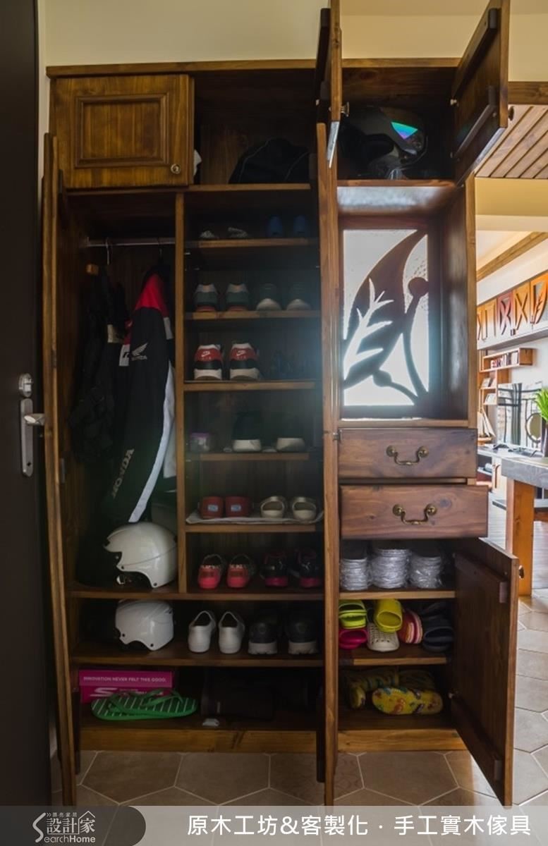 習俗上不習慣開門見落地門,設計師打造鞋櫃兼具屏風的間隔設計,可以放置鞋子、安全帽、擋風衣等,微透光的木窗花,降低屏風櫃的壓迫感。 習俗上不習慣開門見落地門,設計師打造鞋櫃兼具屏風的間隔設計,可以放置鞋子、安全帽、擋風衣等,微透光的木窗花,降低屏風櫃的壓迫感。