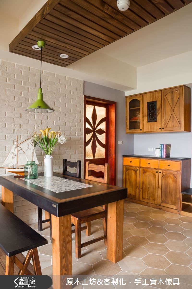 以文化石、磁磚、木作為主的總體設計,利用木頭深淺的原色與染色做交相搭配,層次感十足。 以文化石、磁磚、木作為主的總體設計,利用木頭深淺的原色與染色做交相搭配,層次感十足。