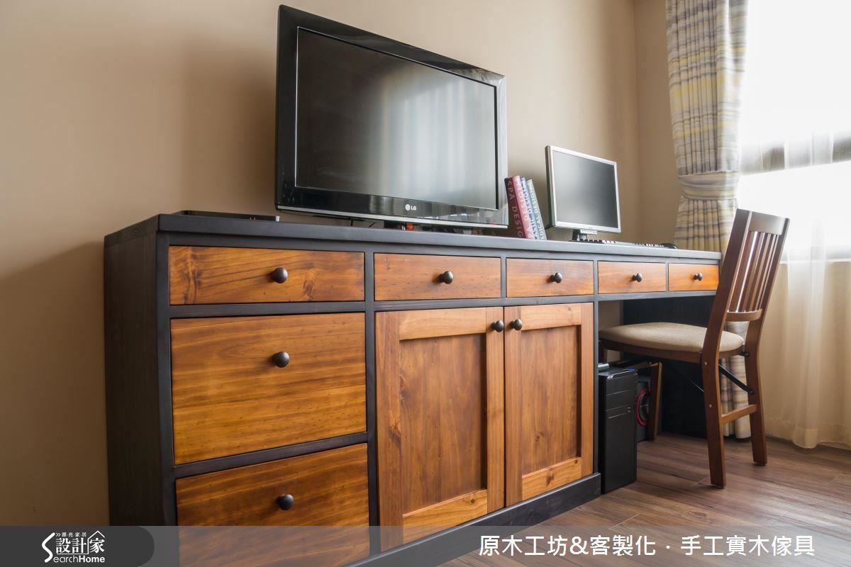 臥房內因空間有限又有工作需求,因此設計師將電視櫃與書桌結合,一櫃兩用,貼心設計。 臥房內因空間有限又有工作需求,因此設計師將電視櫃與書桌結合,一櫃兩用,貼心設計。