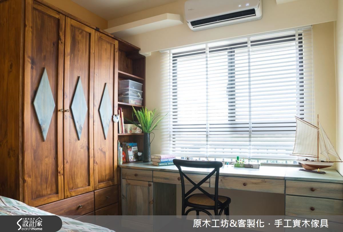 兒童房的衣櫃與書櫃結合,設計巧妙之處,L 型轉角處,以二十公分的深度作為開放式書櫃,背後四十公分的空間與六十公分的衣櫃互通,有效利用雜物收納空間。 兒童房的衣櫃與書櫃結合,設計巧妙之處,L 型轉角處,以二十公分的深度作為開放式書櫃,背後四十公分的空間與六十公分的衣櫃互通,有效利用雜物收納空間。