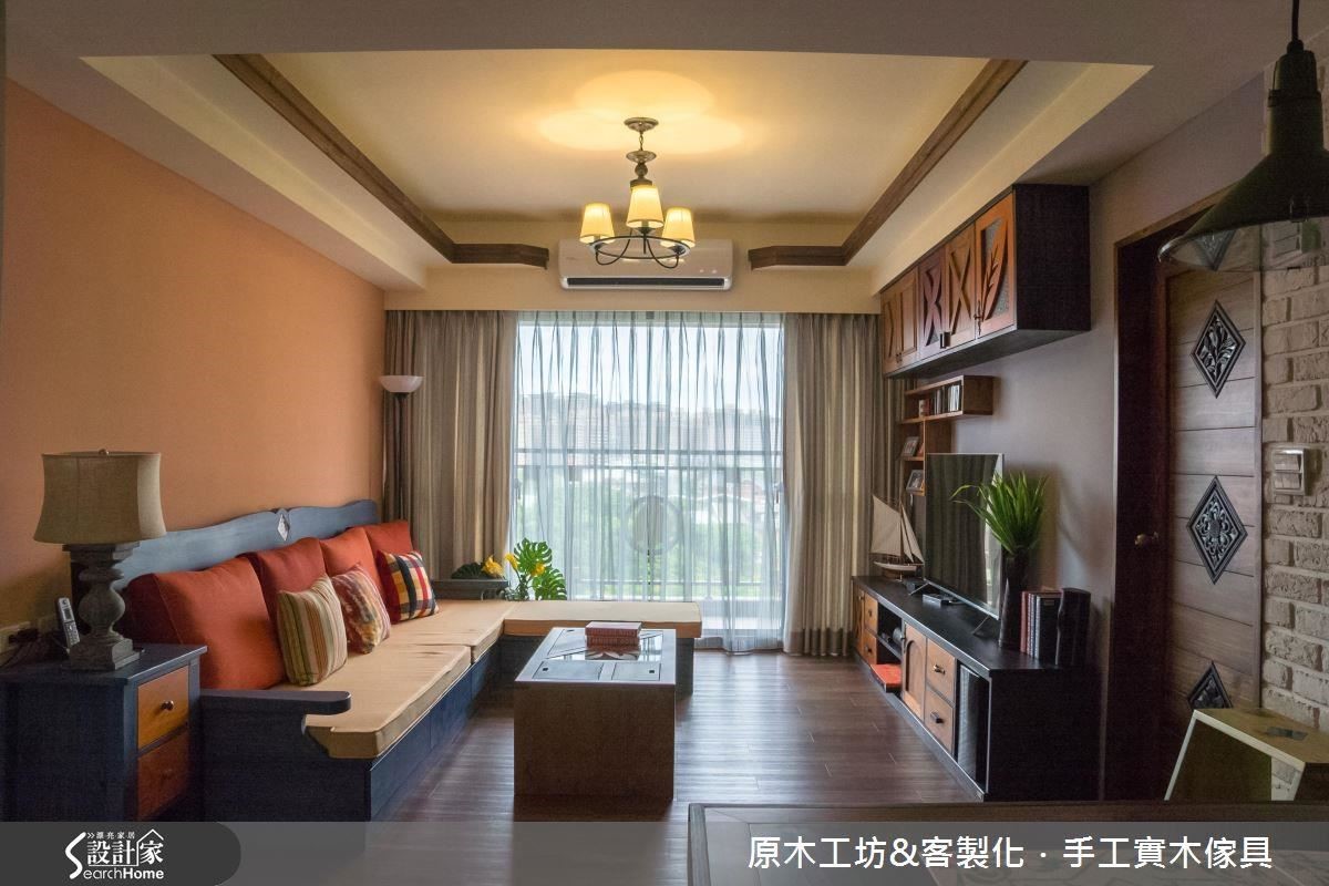 量身訂作的實木沙發,下方是隱藏版的大抽屜,一點空間也不浪費。 量身訂作的實木沙發,下方是隱藏版的大抽屜,一點空間也不浪費。