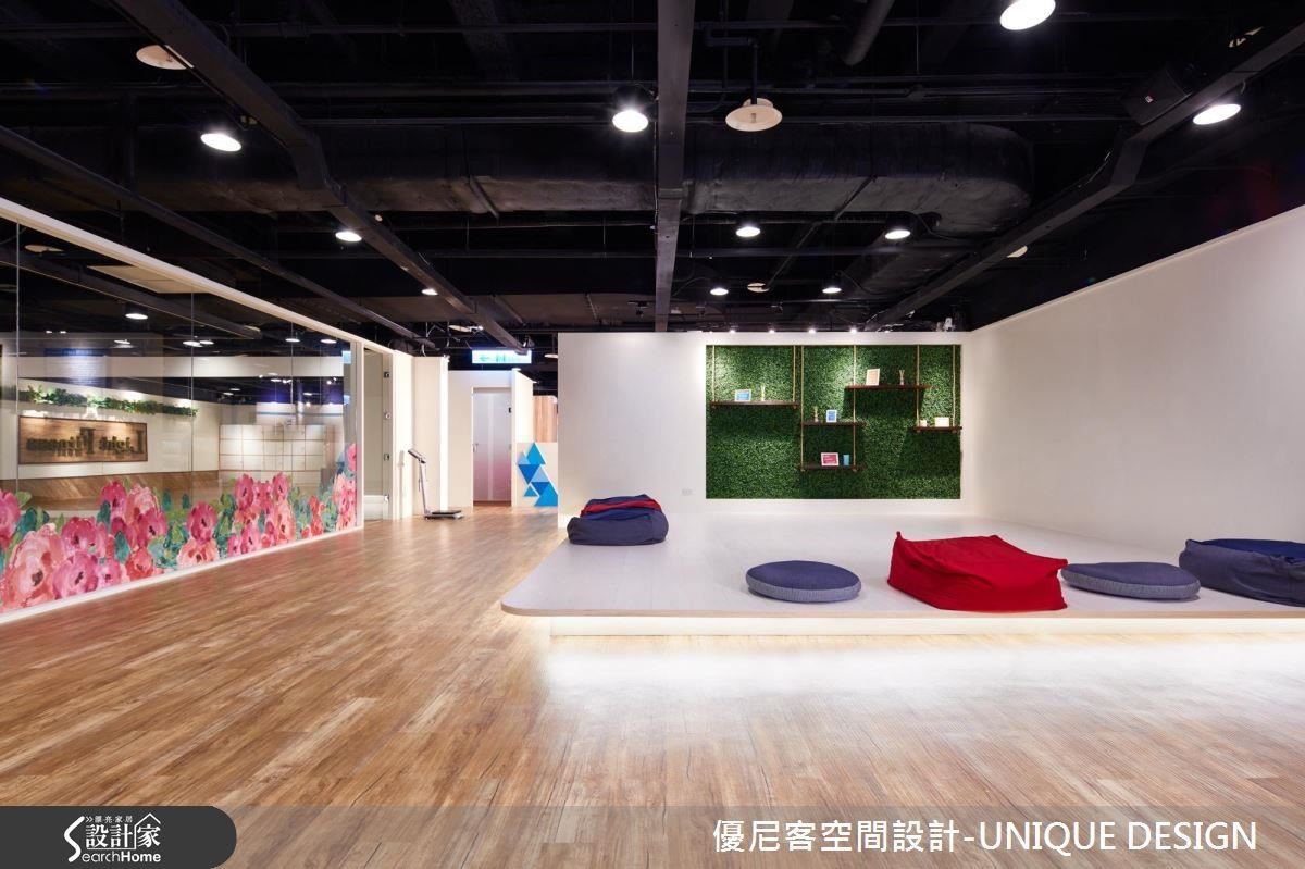 以架高地坪與邊緣燈光作為空間界定的瑜伽區。 以架高地坪與邊緣燈光作為空間界定的瑜伽區。