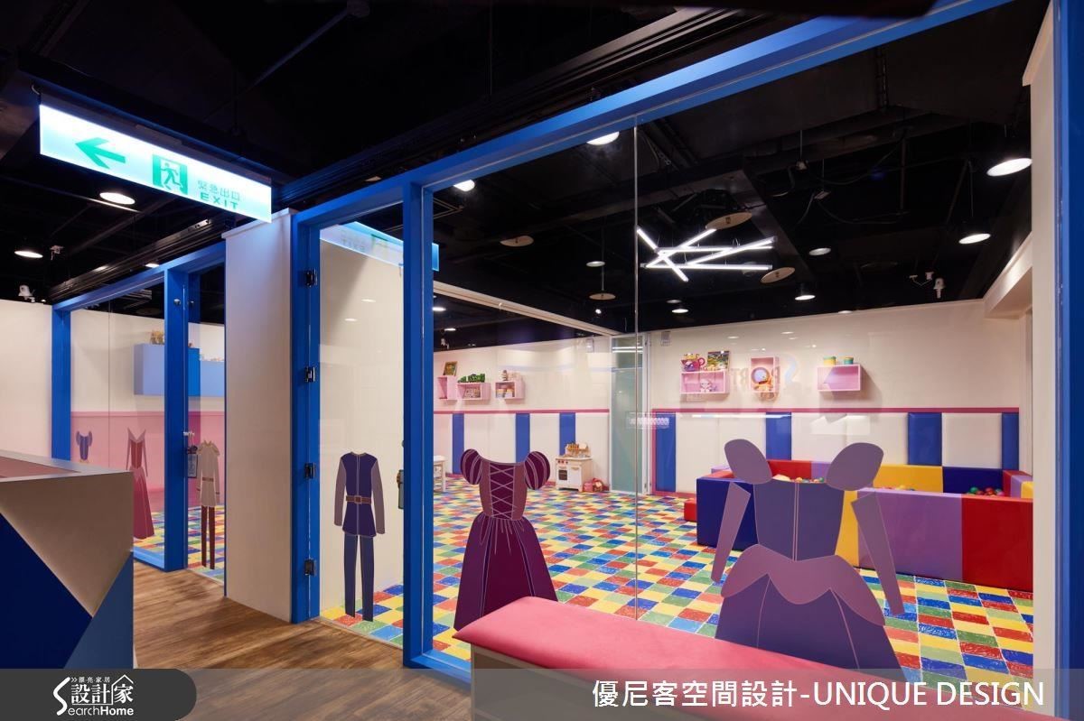 以藍色框架與大面玻璃圍塑的兒童遊戲區,繽紛的色彩搭配童話圖案活力十足。 以藍色框架與大面玻璃圍塑的兒童遊戲區,繽紛的色彩搭配童話圖案活力十足。