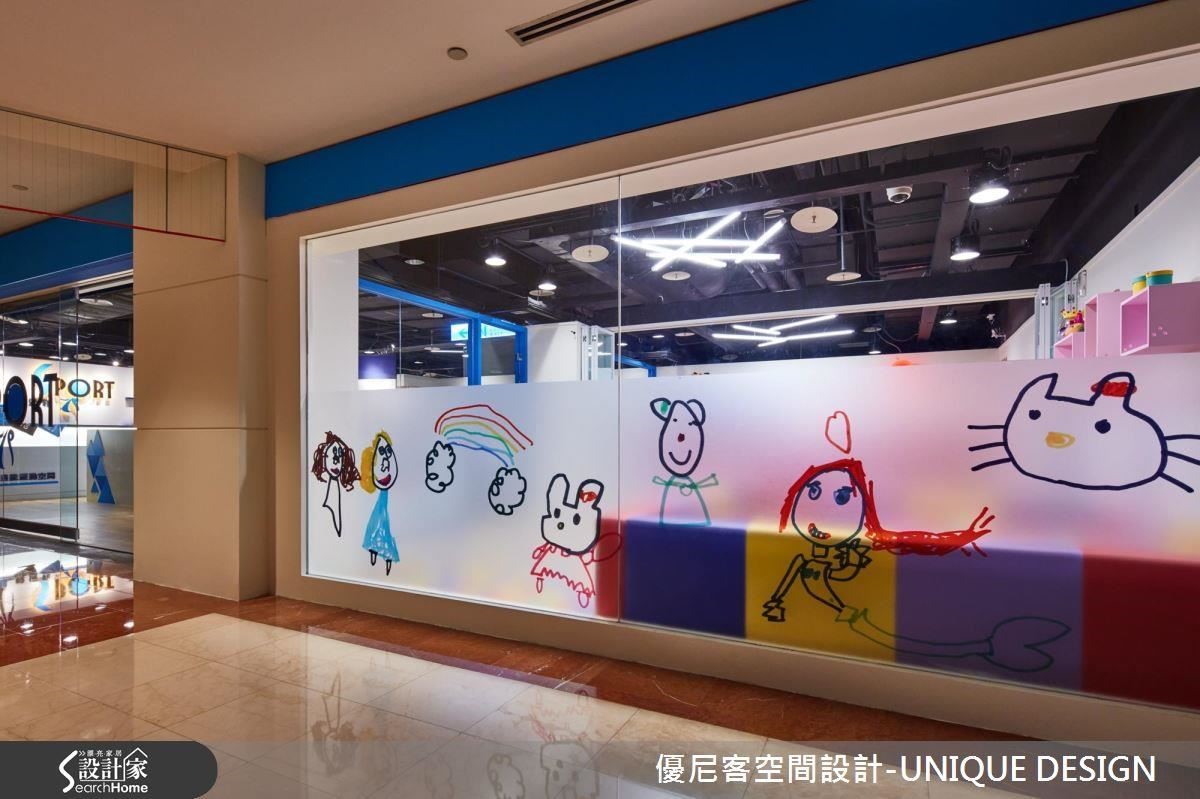 以業主小女兒的可愛塗鴉畫,作為兒童遊戲區玻璃牆的裝置藝術,令人會心一笑。 以業主小女兒的可愛塗鴉畫,作為兒童遊戲區玻璃牆的裝置藝術,令人會心一笑。