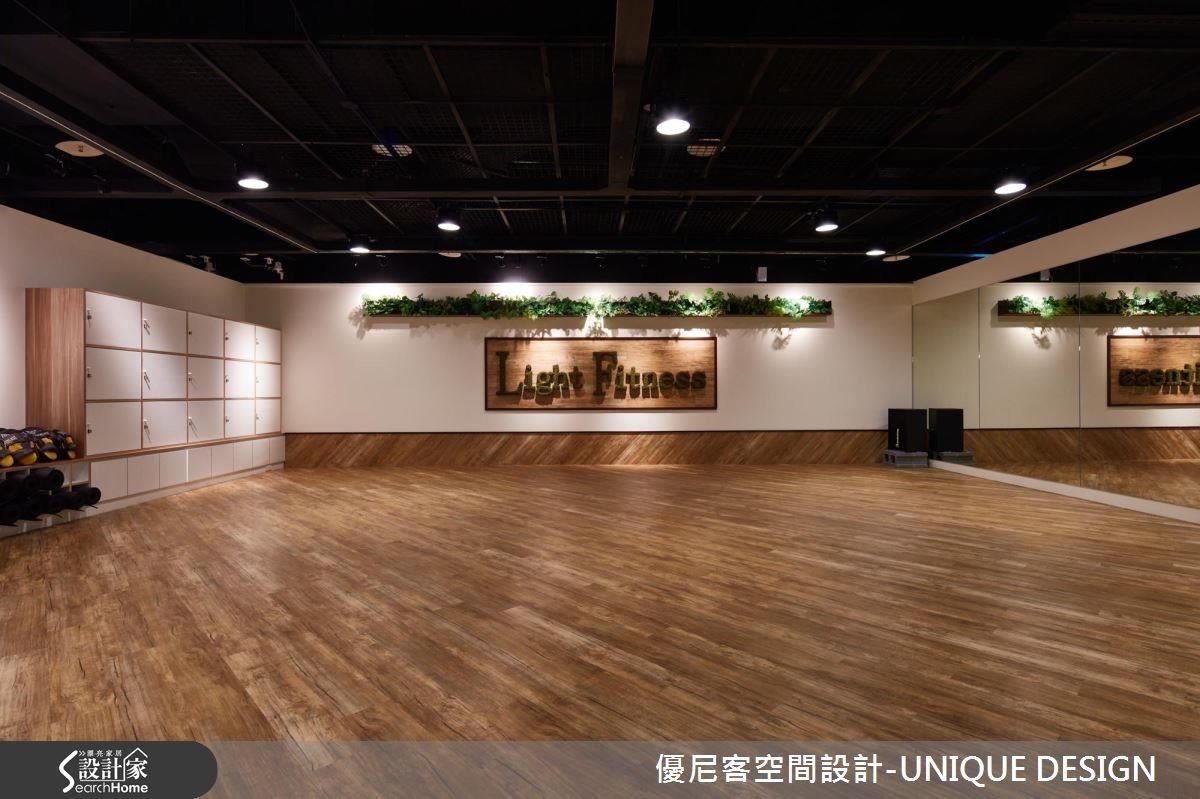 韻律教室內滿鋪木紋地板,並以斜拼方式延展到局部牆面,結合右側一整排鏡子讓空間更開闊。 韻律教室內滿鋪木紋地板,並以斜拼方式延展到局部牆面,結合右側一整排鏡子讓空間更開闊。