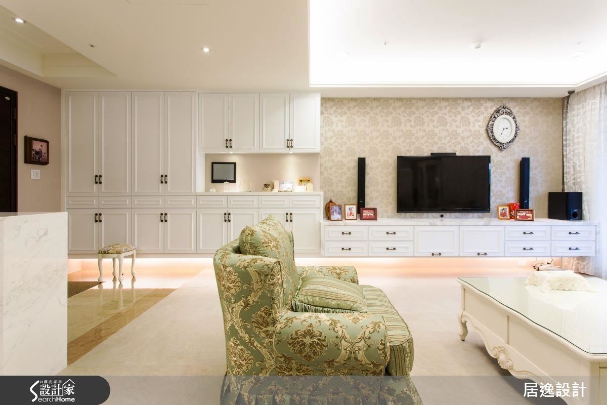 懸空吊櫃設計讓整面櫃體與電視牆舉重若輕，下方的懸空處可依序擺放訪客的室外鞋，換上入室的拖鞋，美觀與實用兼具。