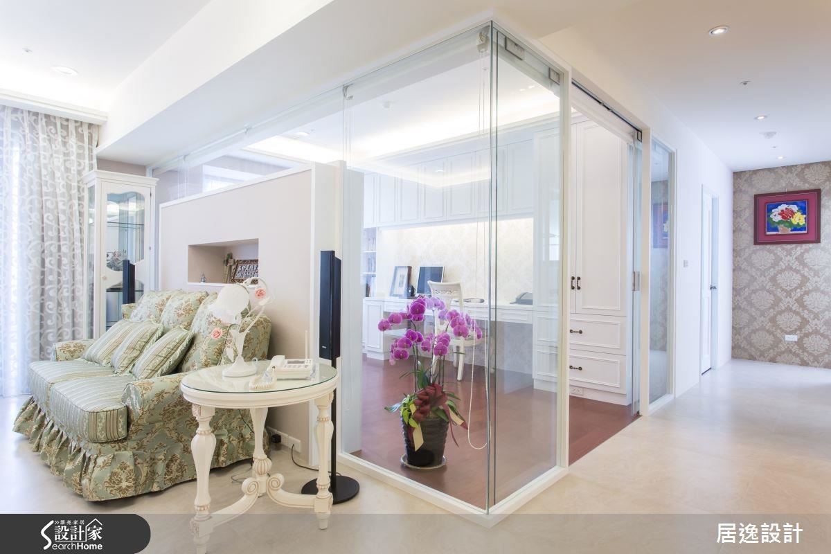 以玻璃的穿透感、雙面櫃運用與遮簾營造隱私性，讓書房區的多功能設計富含巧思與實用性。