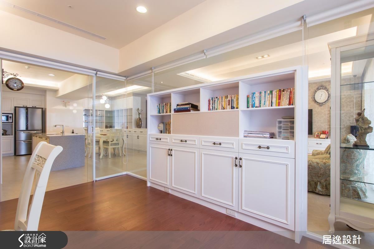 居於沙發背牆與書房收納的雙面櫃手法，一體兩面創造出不同的端景，成為全案設計亮點之一。