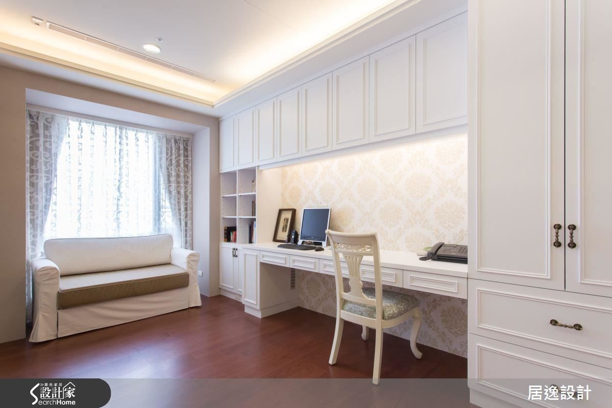 木地板搭配左側的沙發床，讓書房區提供更多的使用彈性，自在游移於公私領域分界。