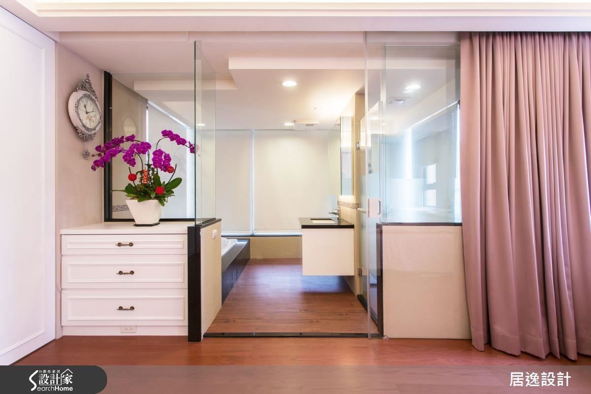 在主臥浴室範圍，刻意挑選色澤、質感相近似的木紋磁磚，讓大面積的房間木地板作視覺延續，卻又能實際分隔出防水的區域。