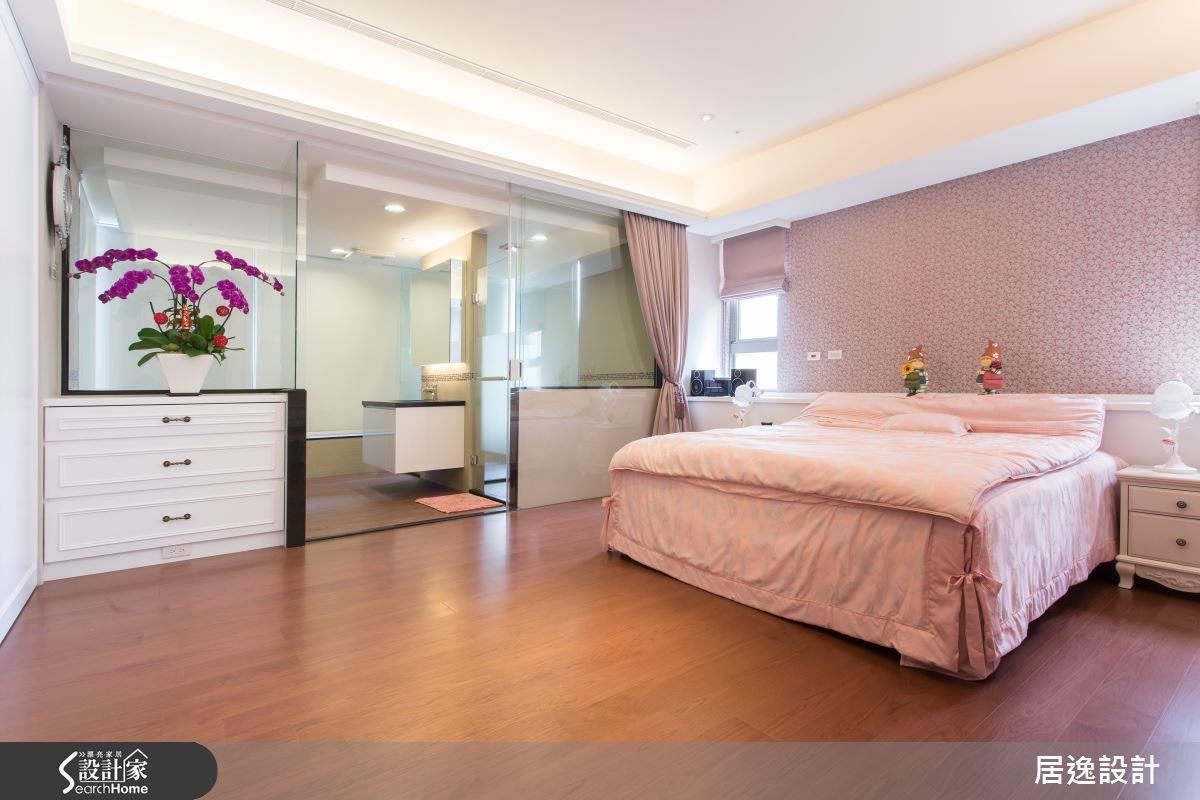 染上桃紅色系主調的主臥室，呈現柔潤甜美的休憩氛圍。