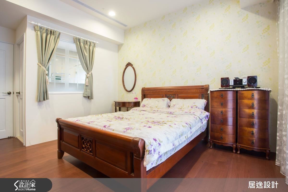 追求視覺的全面鬆綁，次臥浴室也以增加室內玻璃窗與遮簾的方式敞開，擴展生活中的心靈視野。