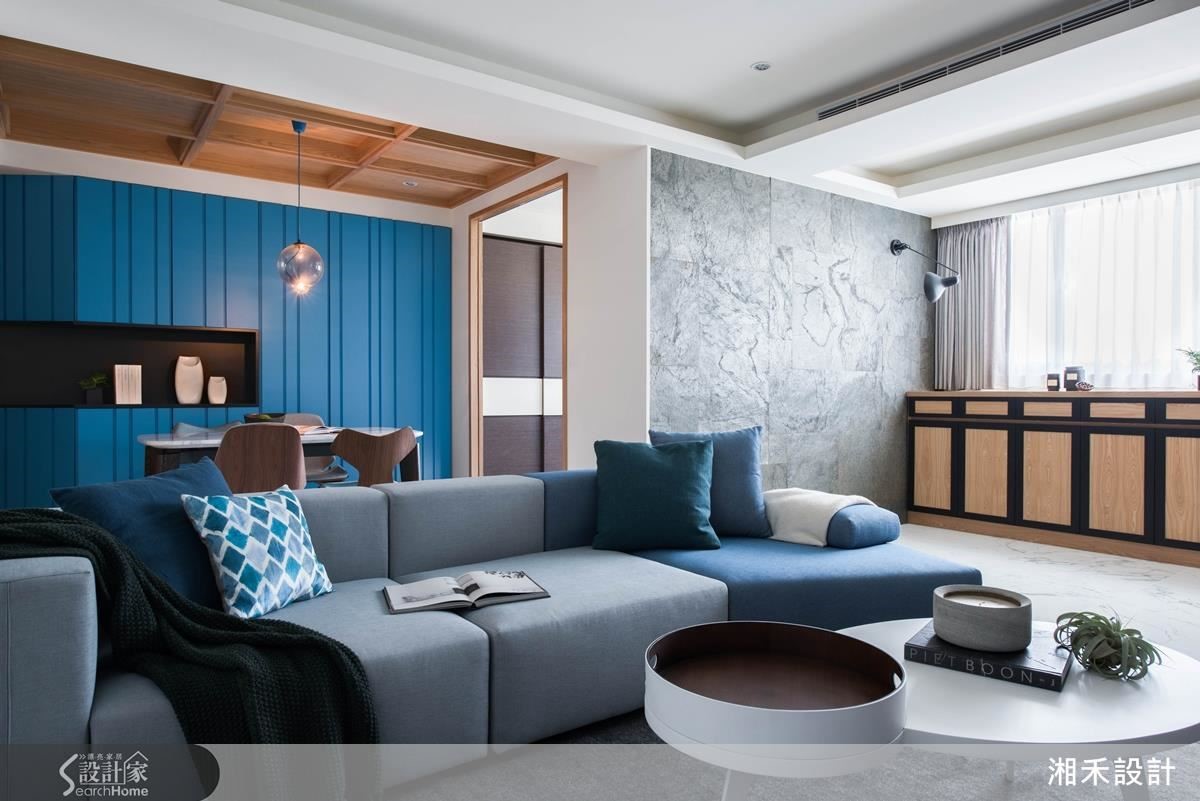 原來房屋客廳和餐廳之間有一道壓迫感十足的牆，客廳空間窄小，在打開牆面之後，不僅延展了視線，也將自然光引入室內。空間明亮了，室內感受就變更大了。