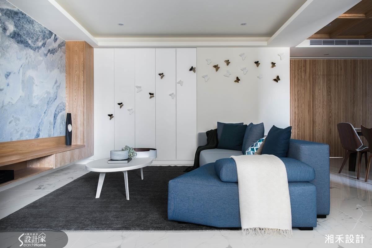 設計師以屋主喜歡的藍色，作為空間的焦點和點綴。一進來望見的是餐廳區藍色線條立面，客廳是以深淺藍色搭配的造型沙發，電視牆則是大器的藍寶石大理石。