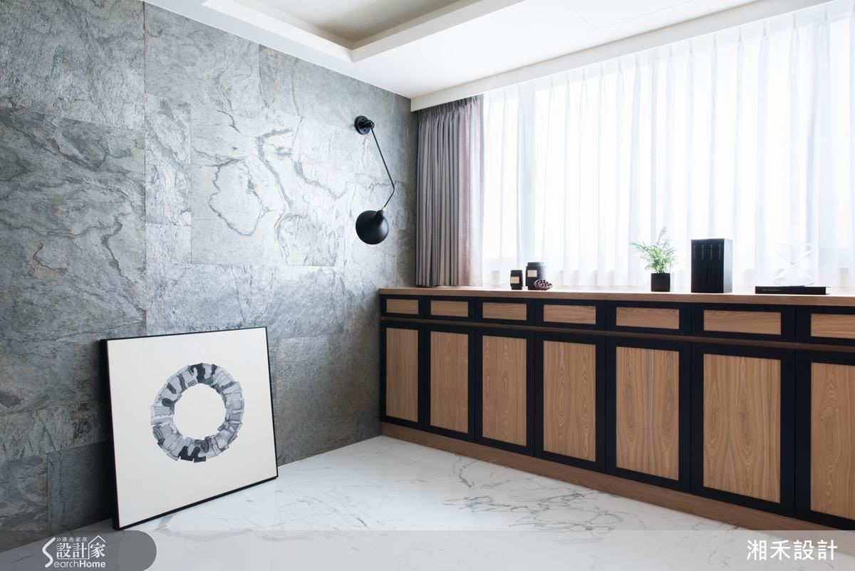 大片石材薄片單看是玄關的端景，安置上燈具後，是等待男主人回來的溫暖，也是女主人的專屬畫作展示平檯。