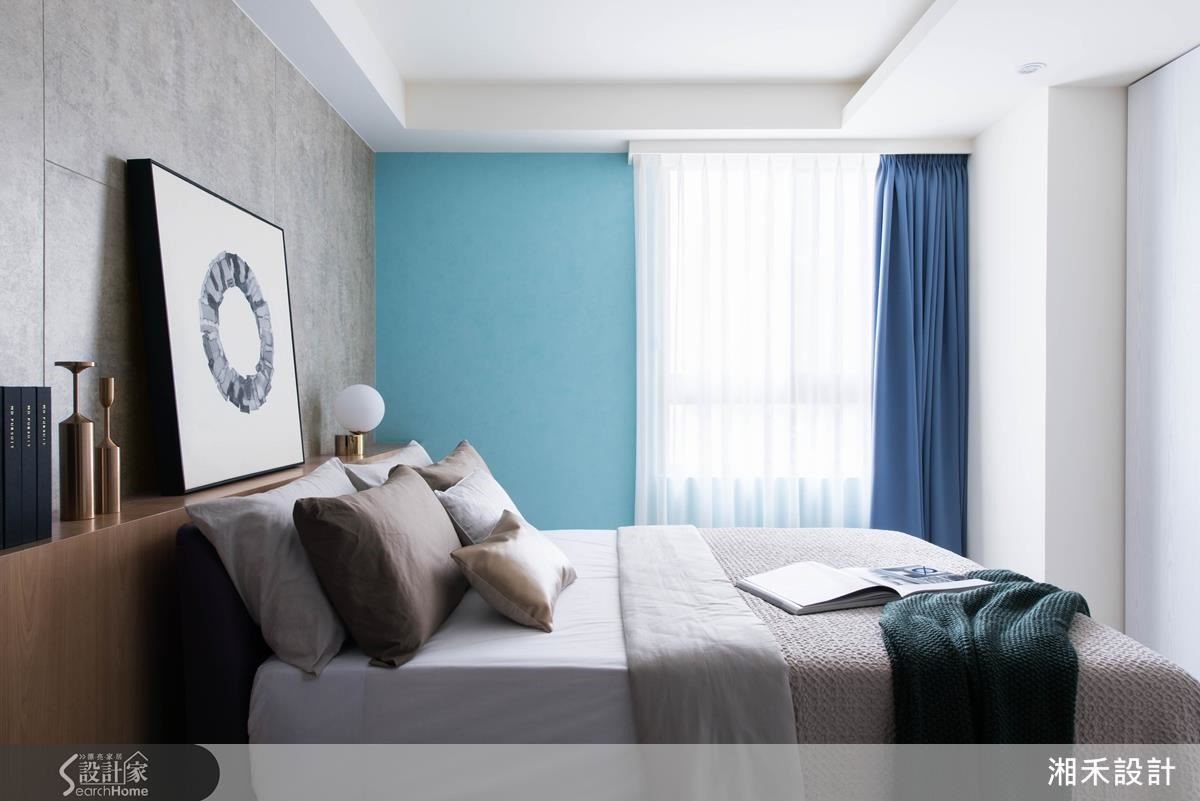 房間的顏色簡化，主臥的主色是藍色的馬來漆，呈現如石材並帶點粉光的細緻質感。