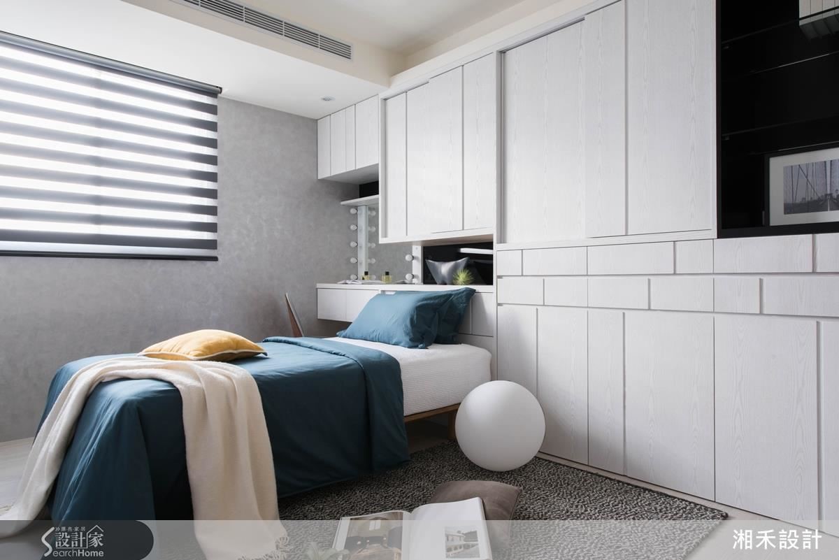 配合女兒對櫃體的特殊需求，設計師順勢增添幾筆，讓「亂有個性」的櫃子成為女兒房的一個亮點。