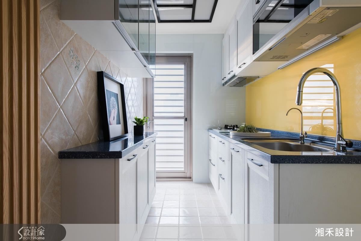 進入隱藏在木條立面的廚房，鮮豔的黃、天花幾何造型的燈和花磚，營造一個女屋主的奇幻領域。
