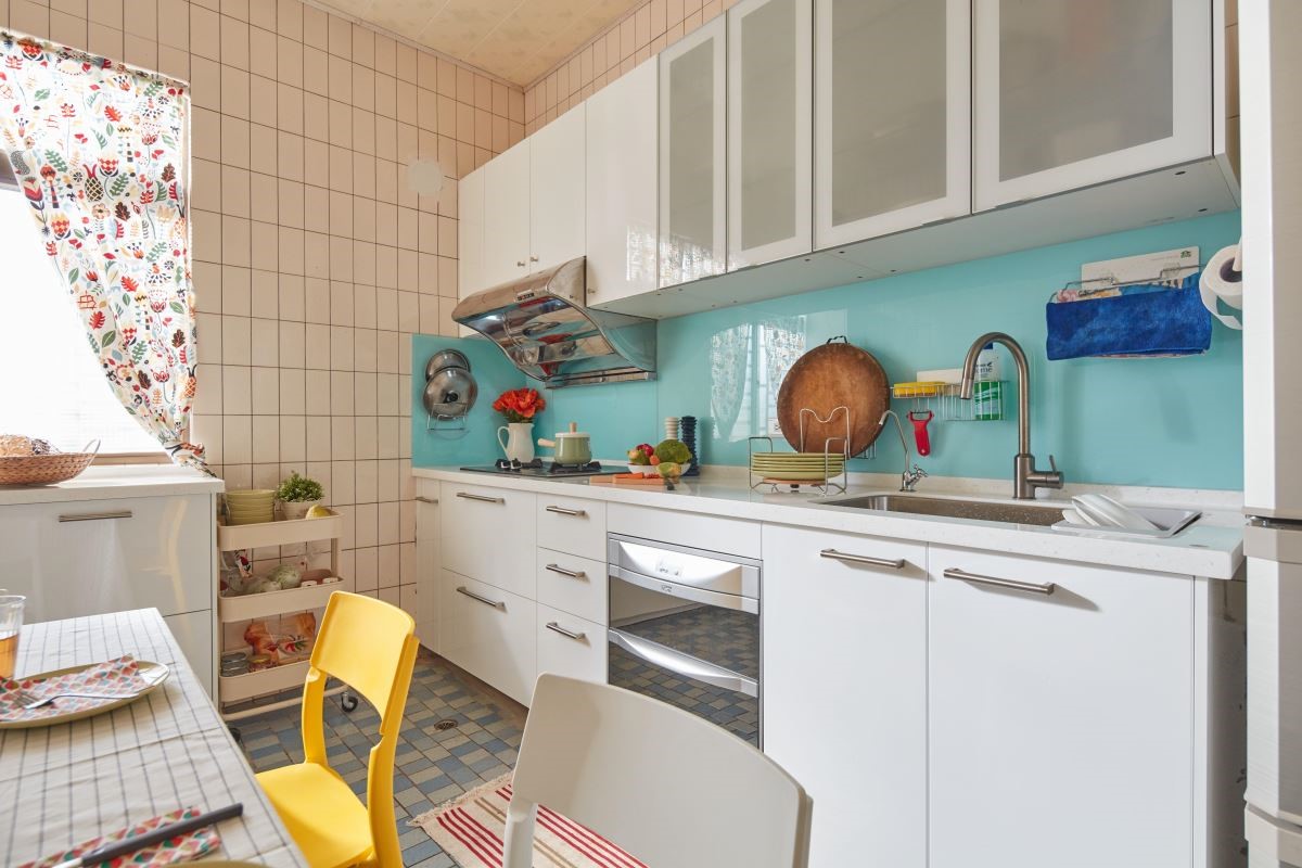 老灶腳變身現代簡約系統廚櫃，打造明亮視覺的美型廚房。