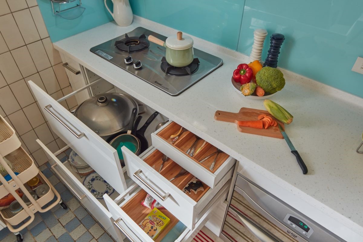 使用收納分隔盤將餐具分配收納，方便使用者拿取使用。