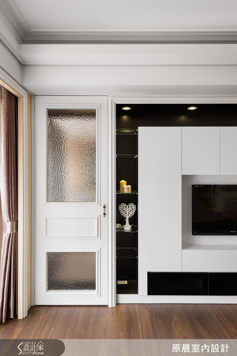 在門片、邊框、天花板上點綴線板，保留女業主喜愛的新古典元素，更添收邊的細緻感。