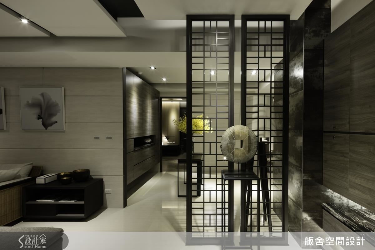 進門玄關端景,以鏤空雕刻鐵件的方式,以虛實穿透的屏風營造細膩感受。 進門玄關端景,以鏤空雕刻鐵件的方式,以虛實穿透的屏風營造細膩感受。