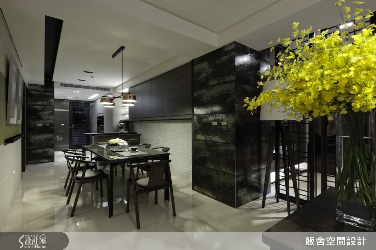 餐廚空間,文化石的中性白色,搭配個性的金屬磚,深淺交替之間,產生衝突的平衡,襯托出沉穩空間的細膩感受。 餐廚空間,文化石的中性白色,搭配個性的金屬磚,深淺交替之間,產生衝突的平衡,襯托出沉穩空間的細膩感受。