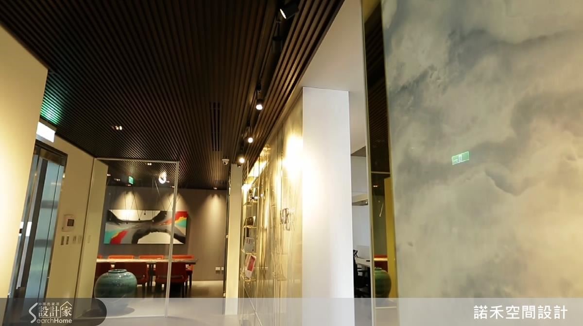 光影與鐵件的交織，在空間中又是另一種表情。