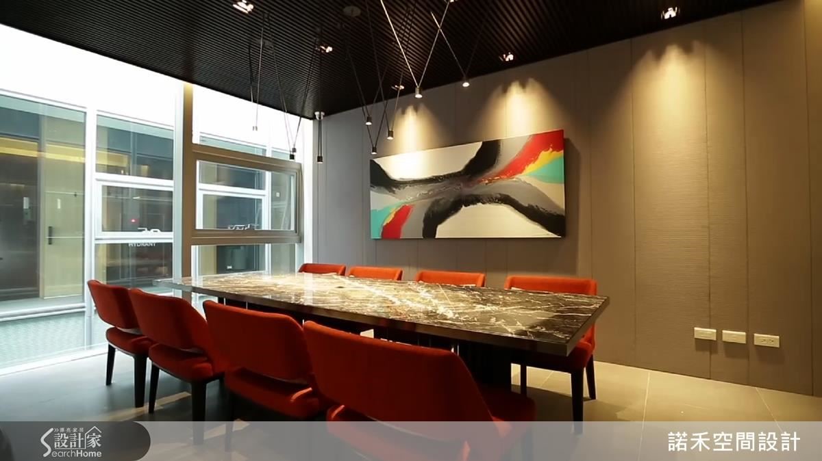 沉穩冷靜的接待空間，以木頭格柵天花，注入溫潤感受，藝品與單椅則以彩度較高的色彩點綴空間，創造層次。