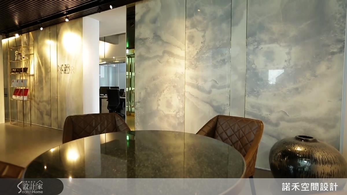 進門主視覺牆以紫色系大理石，搭配細邊金色鐵件，大器間藏著細膩質感。