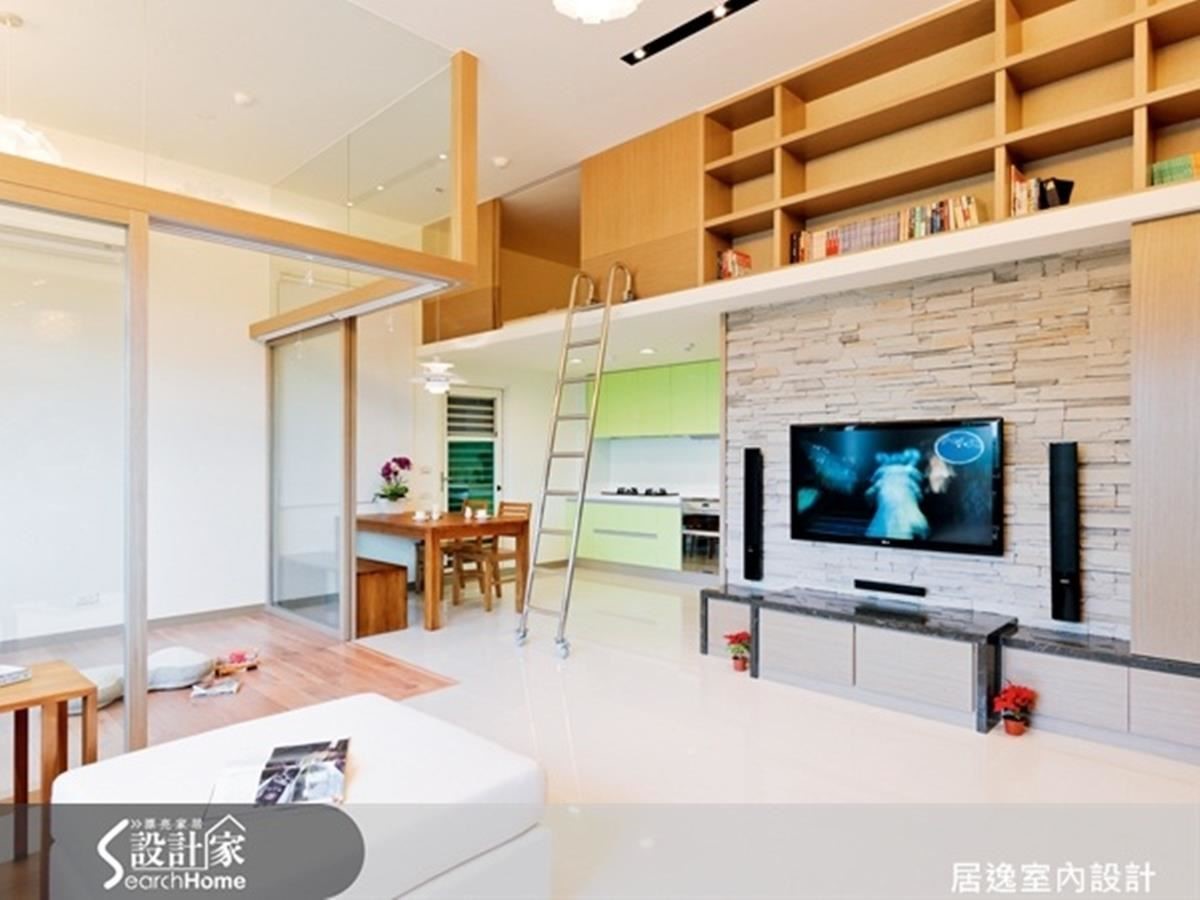 收納櫃搭載圖書館常見的滑梯,不僅捎來一抹文藝氛圍,滑梯從電視牆到餐廳一路滑行,串聯空間趣味,也讓物品放置上更方便。 收納櫃搭載圖書館常見的滑梯,不僅捎來一抹文藝氛圍,滑梯從電視牆到餐廳一路滑行,串聯空間趣味,也讓物品放置上更方便。