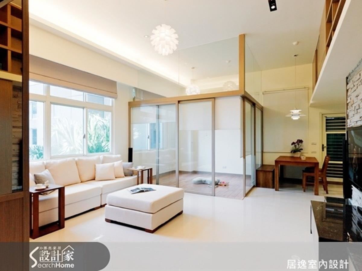 客廳一隅的多用途室,以捲門的全開、半開、全閉等提供不同情境,可以是妻子的瑜伽室、朋友聚會的泡茶房或客房、小孩子的嬰兒房或遊戲室等,滿足不同時期的夫妻生活。 客廳一隅的多用途室,以捲門的全開、半開、全閉等提供不同情境,可以是妻子的瑜伽室、朋友聚會的泡茶房或客房、小孩子的嬰兒房或遊戲室等,滿足不同時期的夫妻生活。