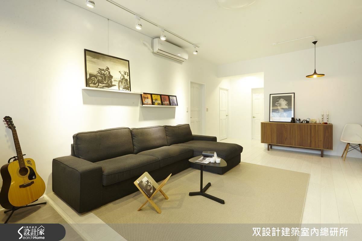 簡潔的白色空間裡，每項元素都透露男主人的嗜好與美學品味。