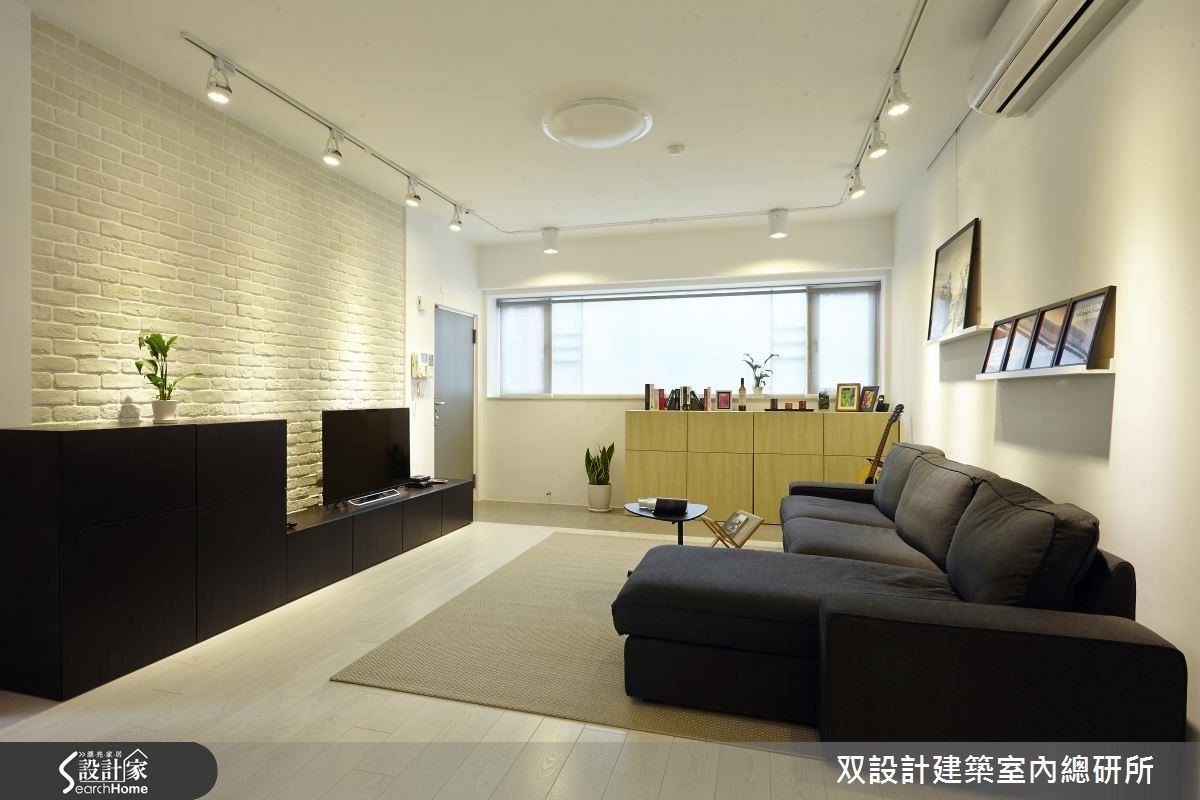 客廳是充滿男主人風采的藝文沙龍！靠牆的軌道燈既可打亮屋主攝影作品，戲劇性變化的光線讓也豐富了空間的質感。
