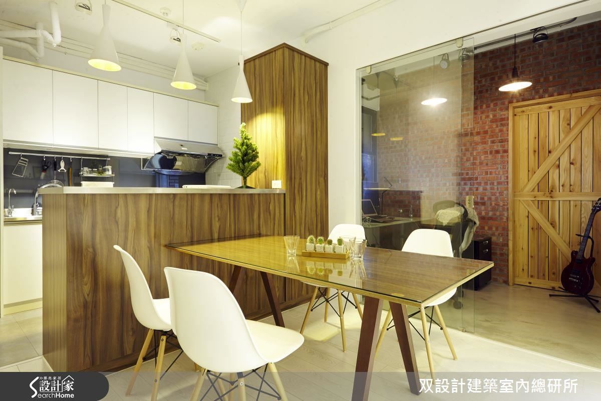 靠在吧檯外側的餐桌，很有「角落」般的親暱氛圍，空間裡的大量木質 則帶入了溫馨感。