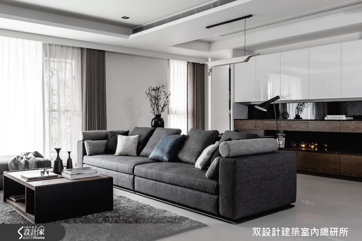 客廳的長沙發是看電視或影片的好所在。