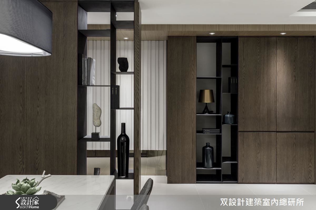 從餐桌的位置回望玄關。透空的展示架讓視線延伸，也讓人一眼就可看到進門的親友。