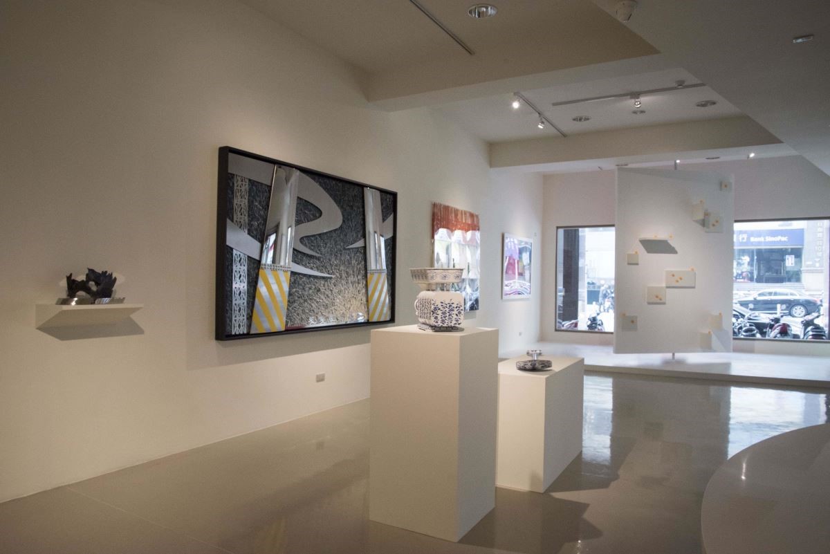 藝術銀行總部展出的陸先銘作品〈玄穹〉透過多種媒材混搭，展現文明的冷峻與人性的糾結