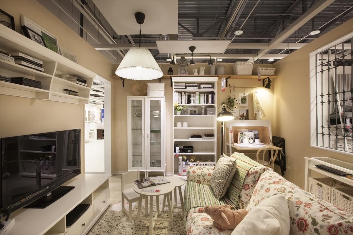 發揮創意，將層板、掛桿、壁掛式儲物櫃和其他收納櫃混搭，在客廳創造明亮又有充足收納的工作區。