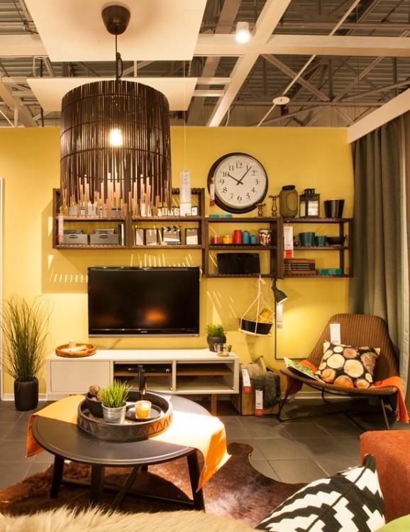 運用浴室層架組，創意變身為電視牆開放的收納展示櫃，輕鬆擺放家飾小物。