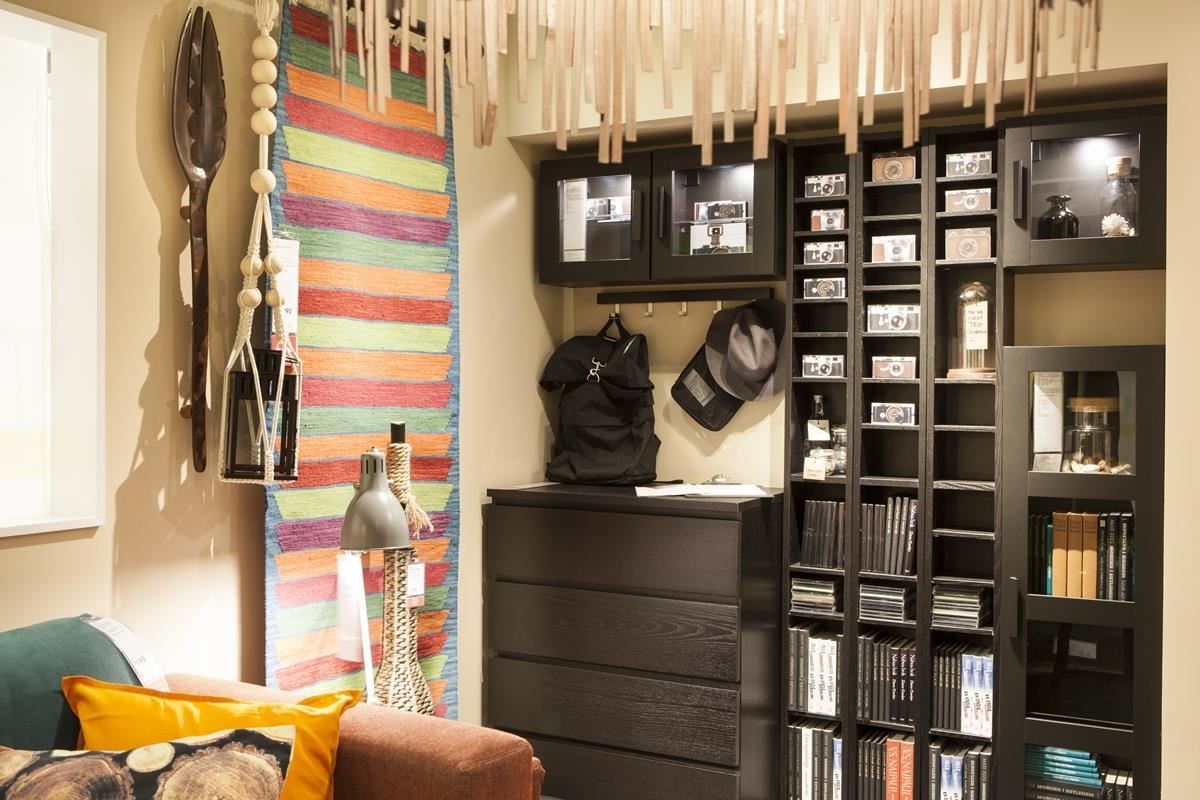 混搭開放式和隱藏式的多功能收納櫃體，整合不同大小的旅行用品，也將相機和書籍一次收納於牆面櫃體中。